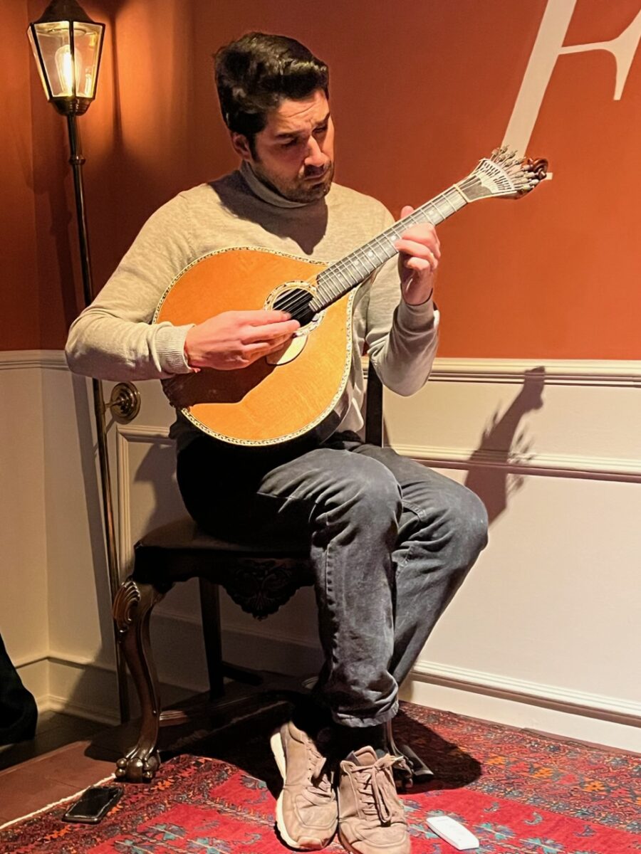 Diogo Lucena e Quadros playing the Portuguese guitar