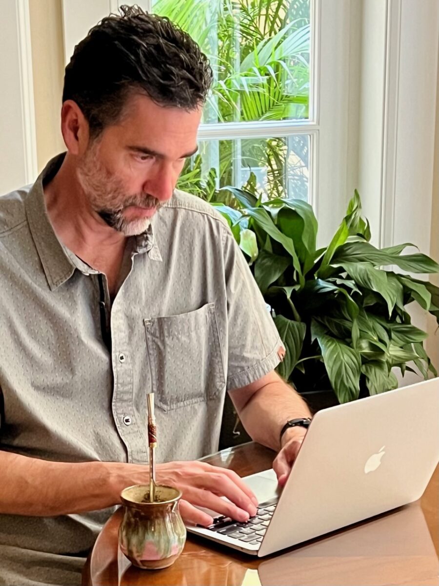 The Thorough Tripper drinking Mate in Buenos Aires while working on his laptop