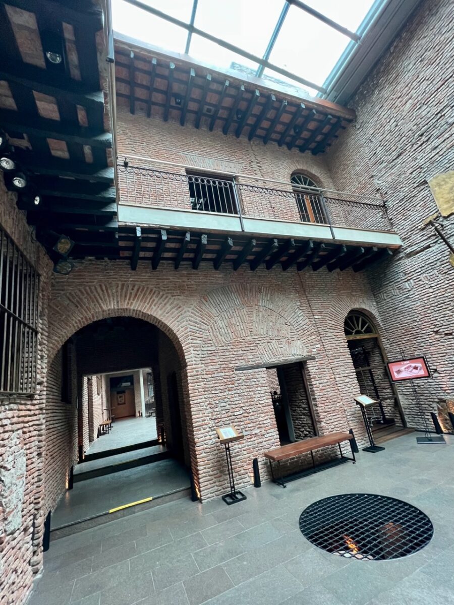 One of the interior courtyards of El Zanjan de Granados in Buenos Aires