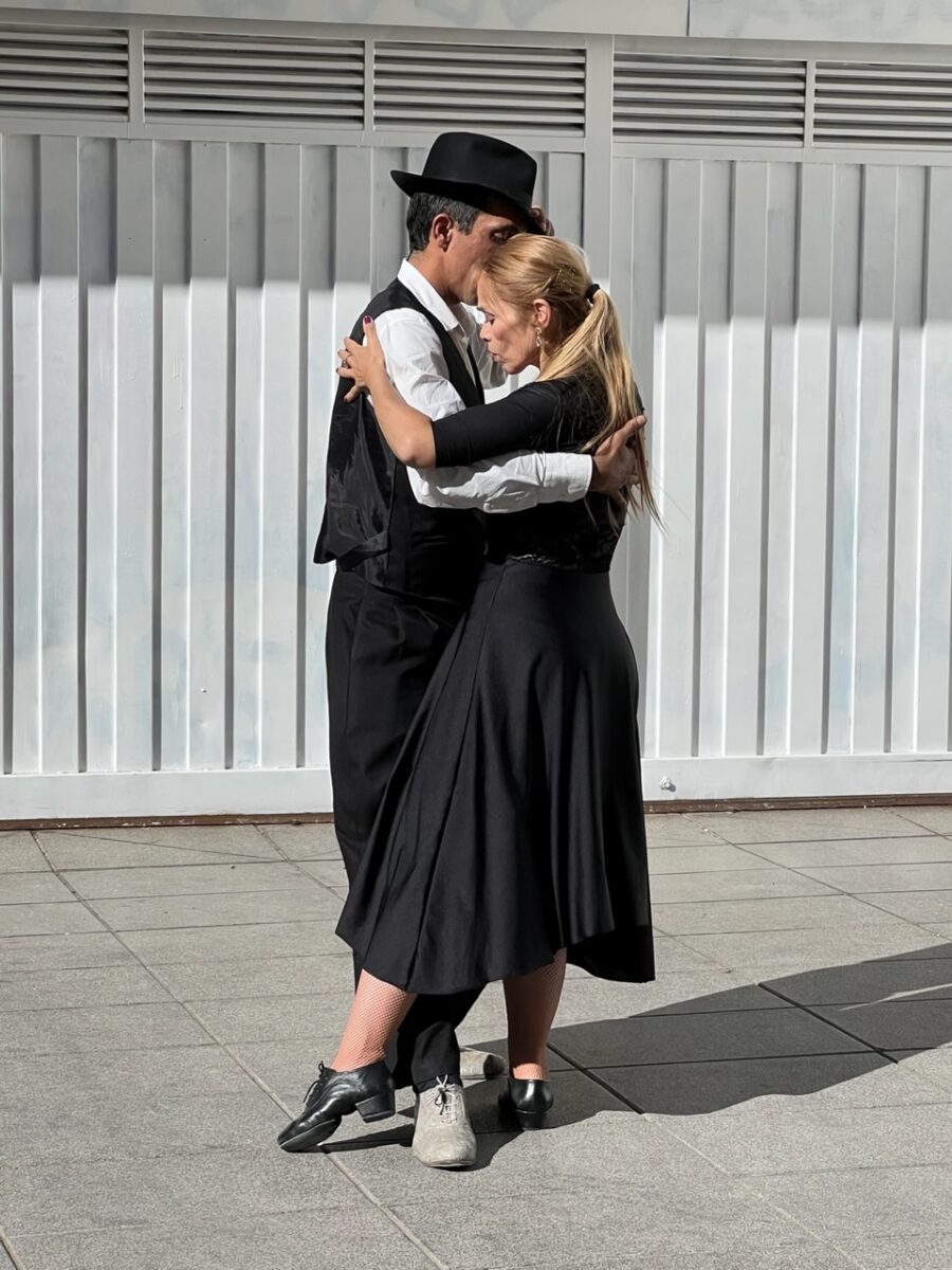 Tango dancers on the street at Feria de San Telmo