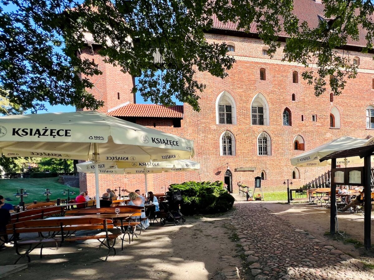 The outdoor dining area for Restauracja Piwniczka in Malbork Castle